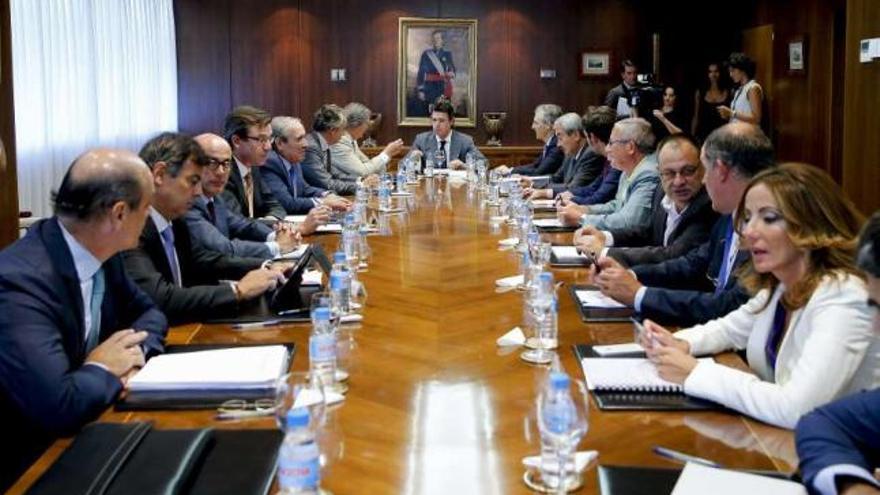 El ministro Soria (c) en la reunión de ayer con los consejeros, patronal y sindicatos del naval. // Juanjo Martín /Efe