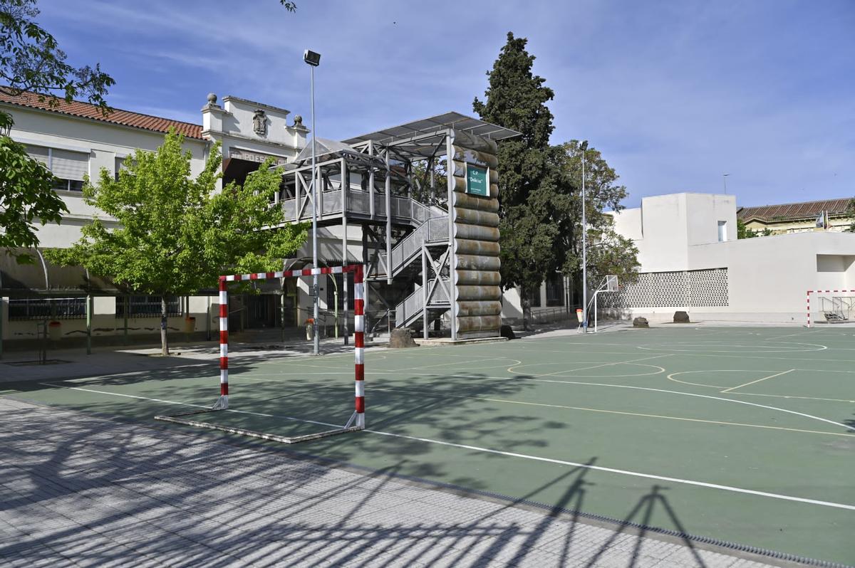 Pistas vacías del Colegio Delicias de Cáceres.