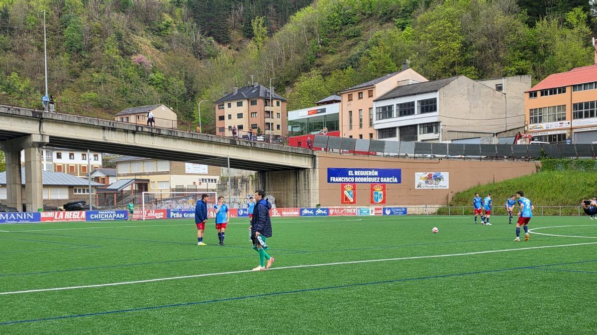 Un momento previo al partido del pasado domingo en el campo del Narcea.