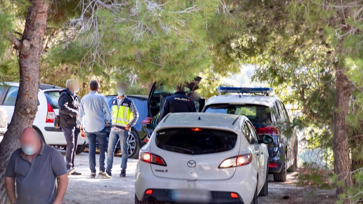 Los investigadores de la Policía Nacional, en la vivienda de Benissa en la que el acusado y la víctima se pelearon