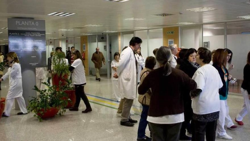 Personal del Hospital de Cabueñes, en el vestíbulo.