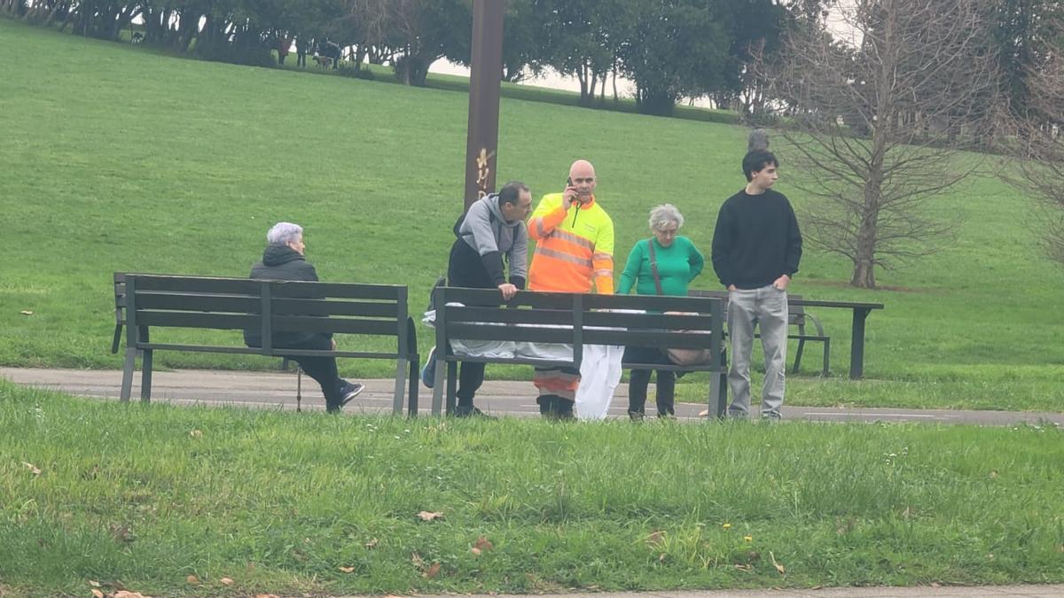 Momento en el que atendían al hombre desmayado.