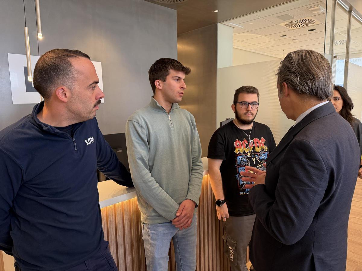 Jaume Font (dcha.), este lunes, en un momento de su conversación con el conseller Antoni Vera.