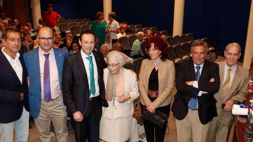 Por la izquierda, Manuel de Barro, presidente de la FICA; Juan Alberto González, presidente del Centro Asturiano de Sevilla; Guillermo Martínez, consejero de Presidencia; María Jesús Moro, viuda de Joaquín Álvarez; Lorena Villar, teniente de alcalde de Villaviciosa; Álvaro Muñiz, presidente de la FIDMA, y José Luis Casas, presidente de honor de la FICA.