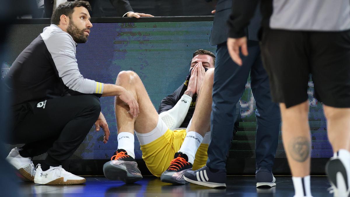 Fran Guerra se lamenta tras caer lesionado en el calentamiento del duelo frente al Bilbao Basket.
