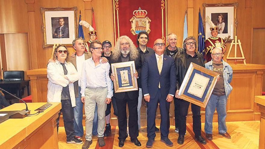 Componentes, excomponentes de Los Suaves y Manuel Baltar, con la Medalla de Oro.  // Iñaki Osorio