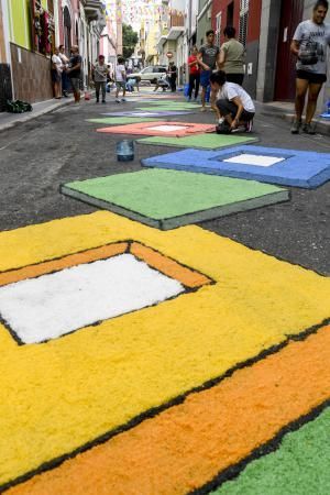 15-07-19 LAS PALMAS DE GRAN CANARIA. CALLES DE LA ISLETA. LAS PALMAS DE GRAN CANARIA. Confeccion de alfombras con diversos materiales, en diferentes calles de La Isleta en honor a Ntra del Carmen. Fotos: Juan Castro.  | 15/07/2019 | Fotógrafo: Juan Carlos Castro