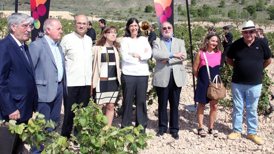 Blasco, en el centro y de blanco, durante el acto celebrado en Villena.