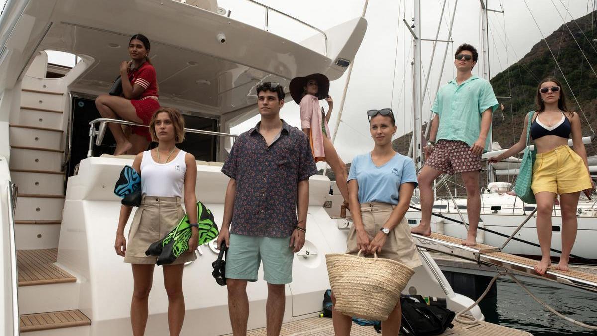 Protagonistas de 'Oasis', serie de Netflix creada por el noiés Ramón Campos.