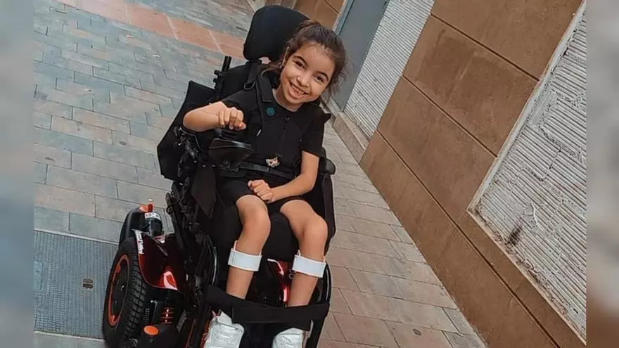 Vídeo: Lina, la niña de Castellón a la que robaron su silla de ruedas, vuelve a sonreír