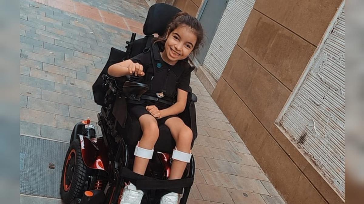 Vídeo: Lina, la niña de Castellón a la que robaron su silla de ruedas, vuelve a sonreír