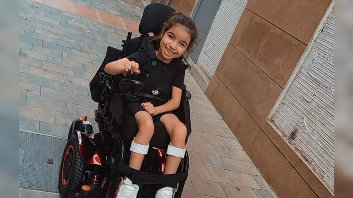 Lina, la niña de Castellón a la que robaron su silla de ruedas, vuelve a sonreír: "No me la vuelvo a jugar"