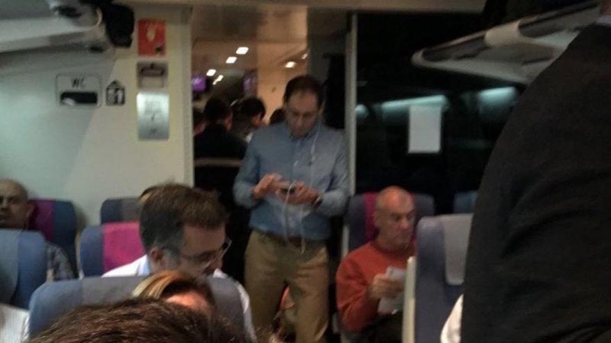 Un error de Renfe obliga a viajar de pie a 35 pasajeros en el AVE