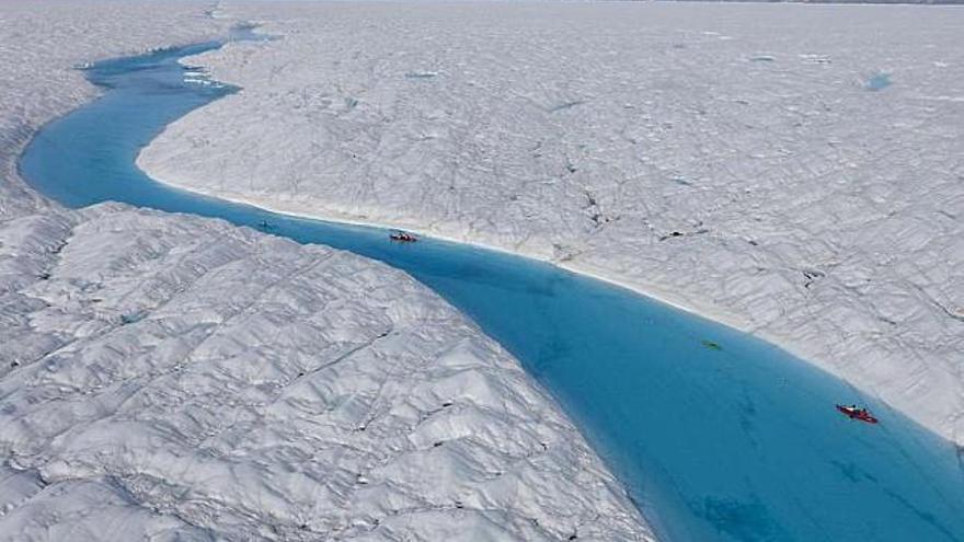 Un enorme iceberg se desprende de uno de los mayores glaciares de Groenlandia