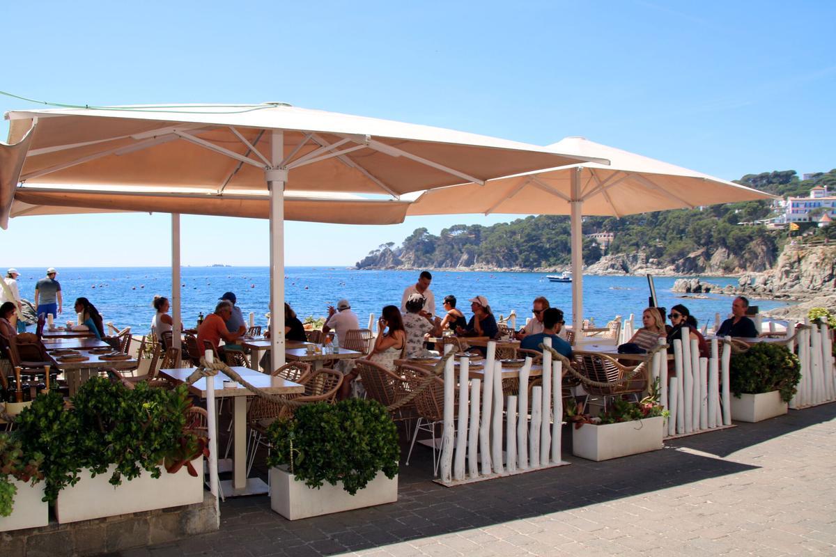 Pla general d'una terrassa d'un restaurant a Calella de Palafrugell