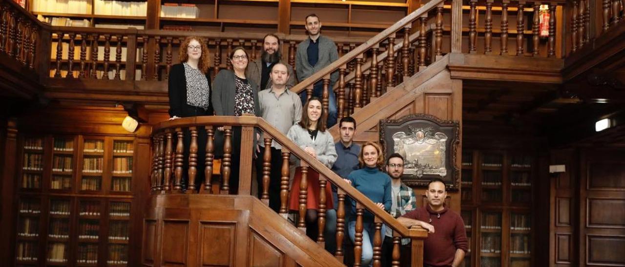 Empezando por arriba, Javier del Valle, Pietro Vischia, Silvia Tantimonaco, Natalia Rey, Niall Macpherson, María Isabel Pérez, Pedro González, Nuria Salazar, Antonio Girona y Juan Ramón Tejedor, en una de las escaleras de la biblioteca del edificio histórico de la Universidad  de Oviedo. | Fernando Rodríguez