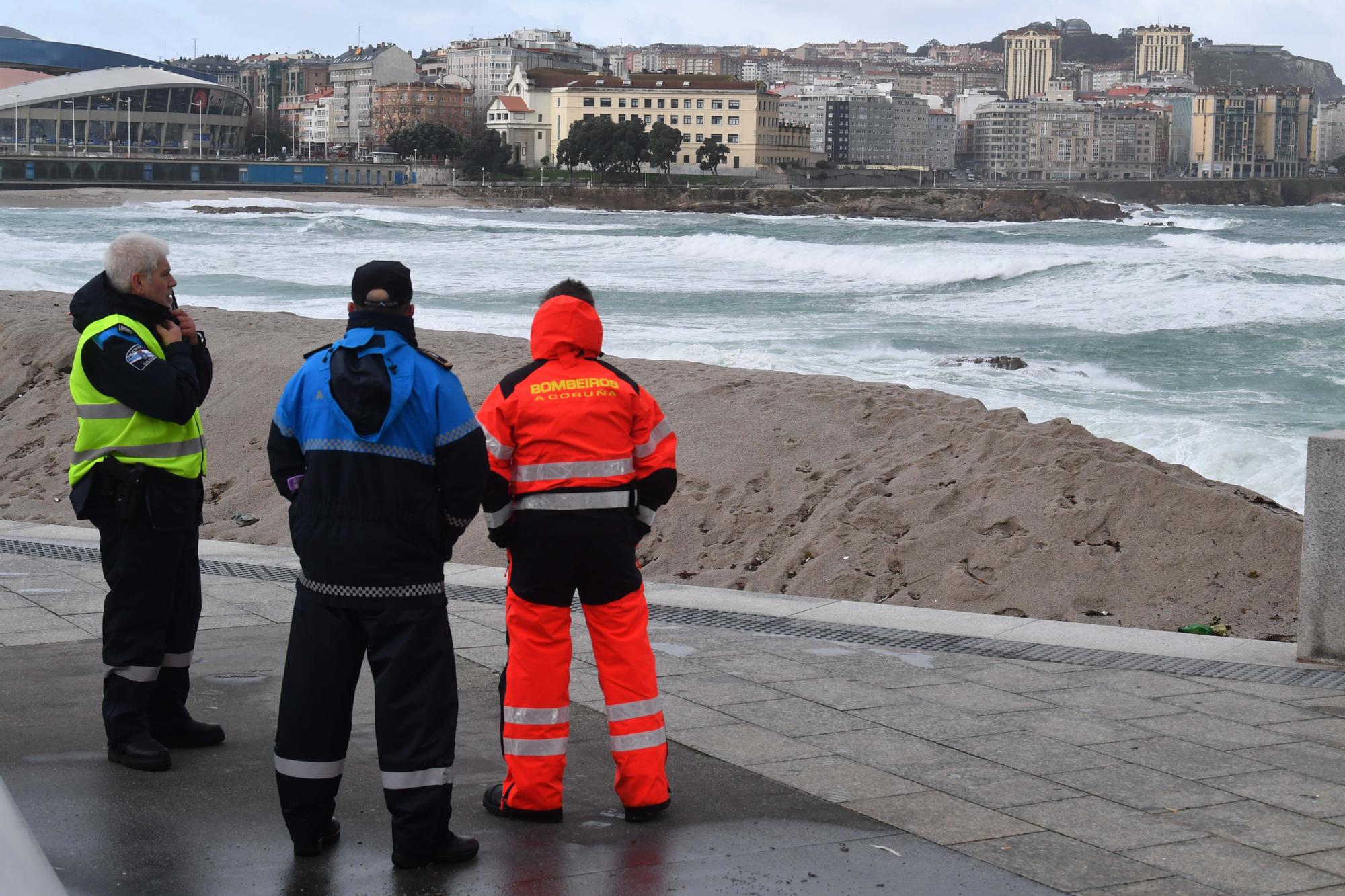 A Coruña en alerta roja: Temporal con fuerte oleaje en Riazor y rachas de más de 100 kilómetros por hora