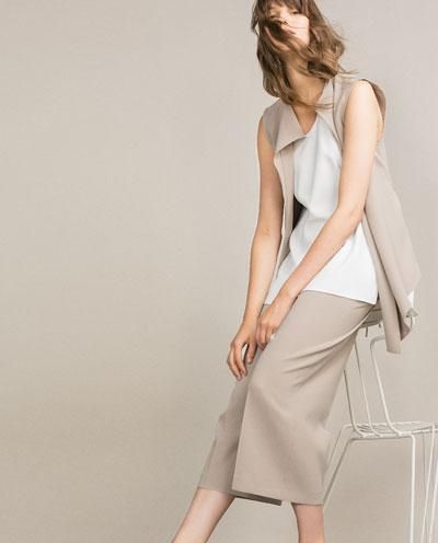Pantalón cropped con tiro alto de Zara (39,95€)