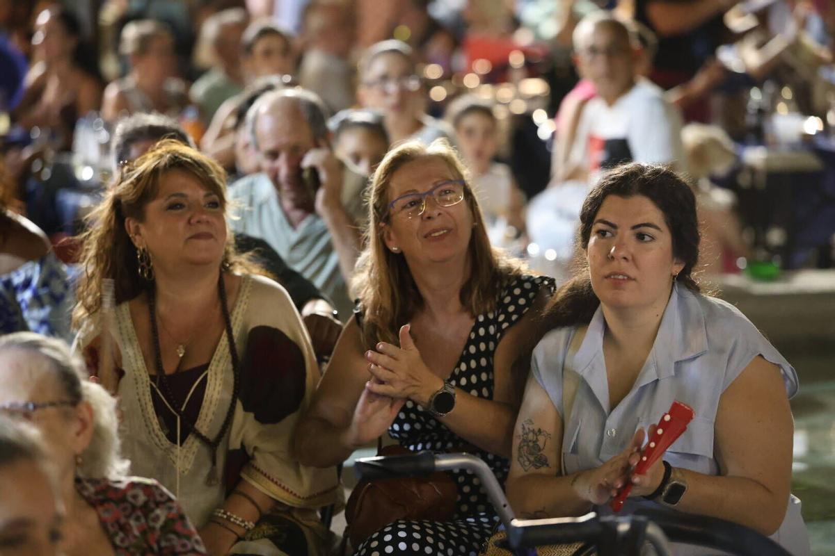 La verbena de la Federación de Peñas Cordobesas llena de música y baile la plaza del Triunfo