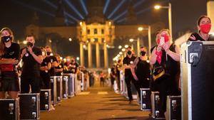 BARCELONA, 17/09/2020.- Centenares de trabajadores de las artes escénicas se manifiestan hoy jueves en Barcelona durante la iniciativa Alerta roja eventos que quiere dar visibilidad a la alarmante situación actual del sector de la cultura y cuyos profesionales están al borde del colapso por la crisis sanitaria causada por el COVID-19. EFE/Marta Pérez