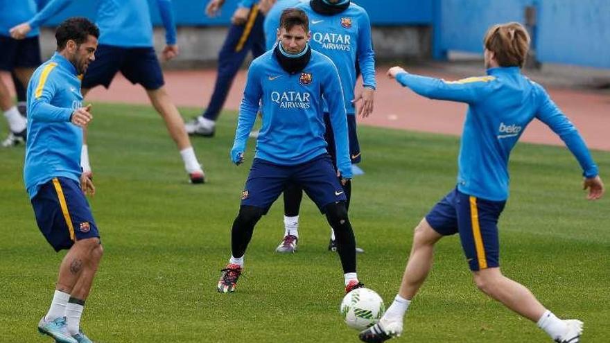 Alves, Messi y Alba, durante el entrenamiento de ayer. // Efe