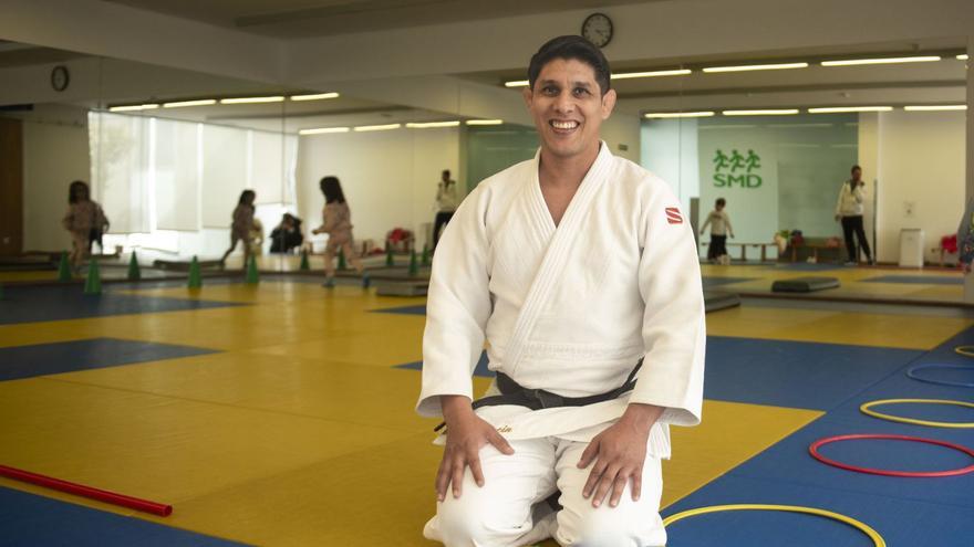 Miguel Albarracín posa sentado en el tatami del gimnasio de Arteixo en el que imparte magisterio. |  // CARLOS PARDELLAS