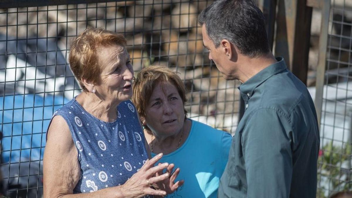 Sánchez charla con dos vecinas de O Barco afectadas por los incendios.
