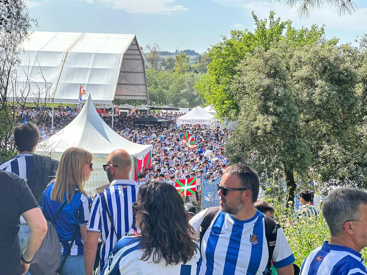 Seguidores de la Real Sociedad se cuelan en la Fan Zone y obligan a intervenir a la Policía.