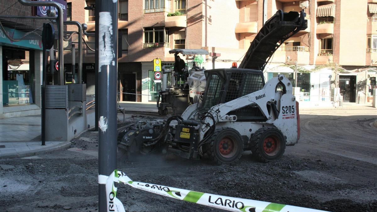 Maquinaria pesada retirando la capa de asfalto en el Óvalo, este lunes.