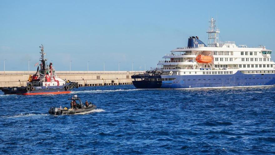 El crucero del hantavirus llega al puerto de Rotterdam, donde cumplirán cuarentena sus 27 ocupantes