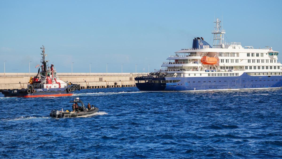 El crucero del hantavirus llega al puerto de Rotterdam, donde cumplirán cuarentena sus 27 ocupantes