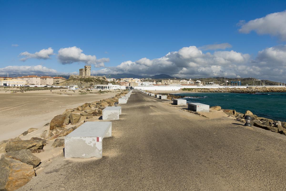 Está situada junto a la Isla de Tarifa, también conocida como Isla de las Palomas