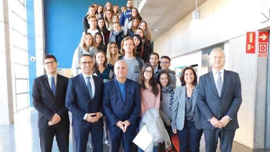 Foto de grup dels alumnes que van rebre l&#039;ajut amb dirigents de la FUB i de CaixaBank