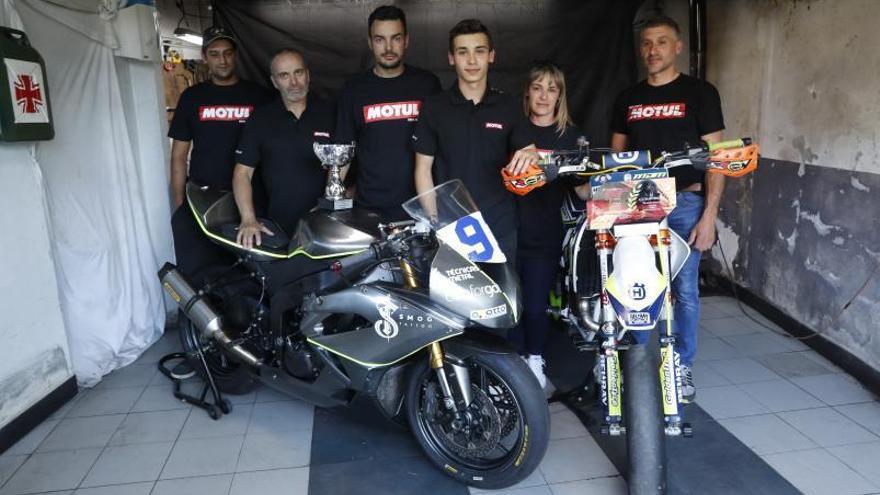 Marco Díaz, en el centro, custodiado por Raúl Vergara, a su izquierda, y por sus padres Sheila Monteagudo y Juan Díaz, en el taller de &quot;Uli&quot;.