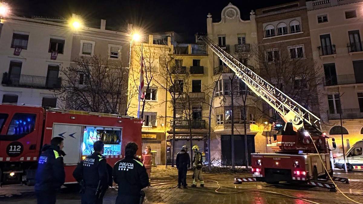 Bomberos rescatan con una autoescalera a los vecinos del edificio incendiado de Igualada