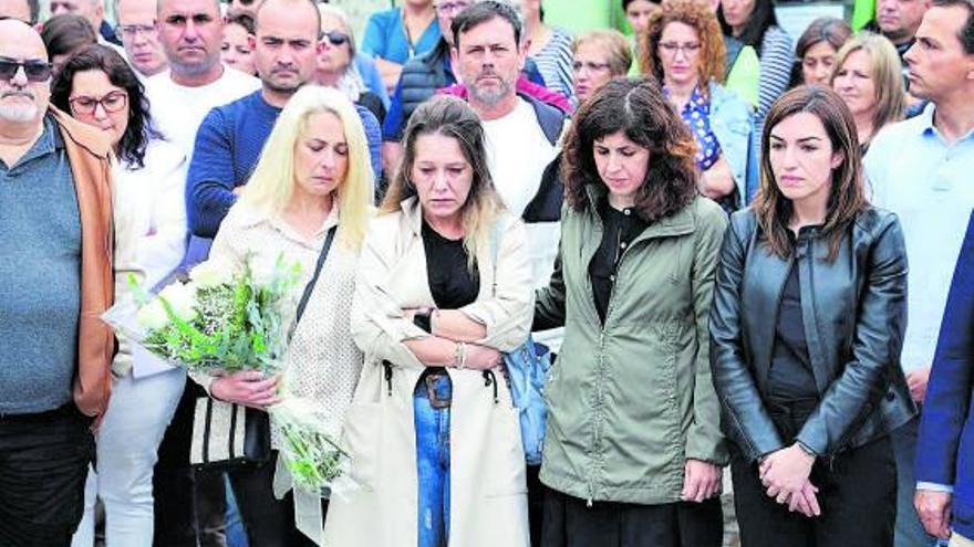 Flores, lágrimas y aplausos en memoria de la fallecida. El camping O Muiño fue escenario ayer de un multitudinario minuto de silencio que solo se rompió por los emocionados aplausos de los asistentes. Amigas, trabajadores, familias hospedadas en el establecimiento y vecinos de Oia se unieron para condenar la violencia machista. La alcaldesa de la localidad, Cristina Correa, leyó un comunicado. También acudió hasta allí la subdelegada del Gobierno en Pontevedra, Maica Larriba. En la imagen, la regidora de Oia entre dos amigas de Ana Vanessa y la directora del camping. | ALBA VILLAR