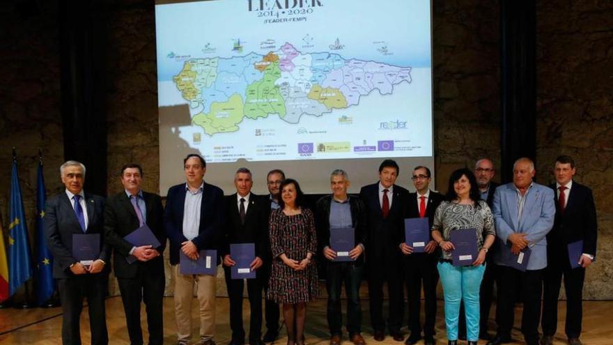 Por la izquierda, José Ángel Pérez (alcalde de Castropol), José Antonio Barrientos (alcalde de Boal), Alejandro Vega (alcalde de Villaviciosa), Marcelino Martínez (alcalde de Sobrescobio), Ramón Galán (presidente de la Asociación para el Desarrollo Rural del Oriente), María Jesús Álvarez (consejera de Desarrollo Rural), Belarmino Fernández (presidente de la Red Asturiana de Desarrollo Rural y alcalde de Somiedo), Javier Fernández (presidente del Principado), Víctor Ángel Fernández (alcalde de Cangas del Narcea), Amelia Fernández (alcaldesa de Carreño), Jaime Fernández (alcalde de Soto del Barco), Jesús Álvarez (alcalde de Morcín) y José Ramón Feito (alcalde de Tineo).