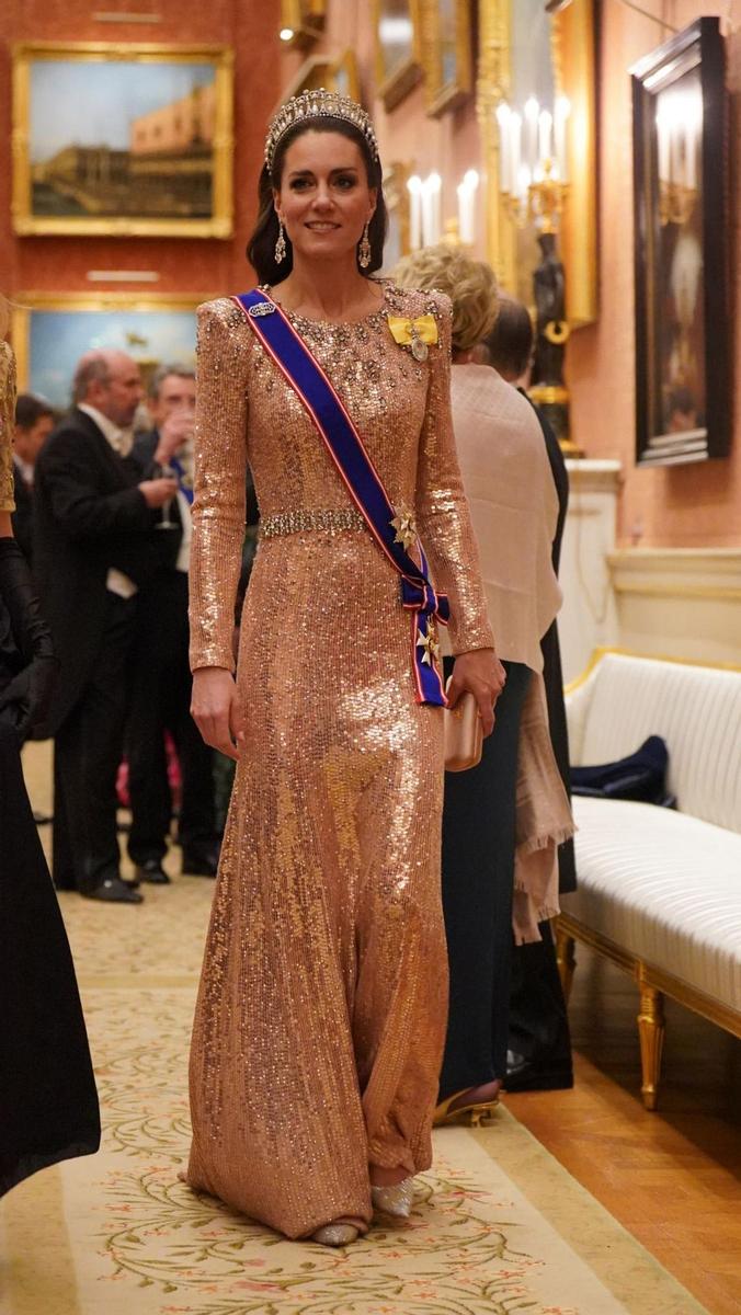 Kate Middleton con vestido de Jenny Packham en la cena de gala de Buckigham Palace