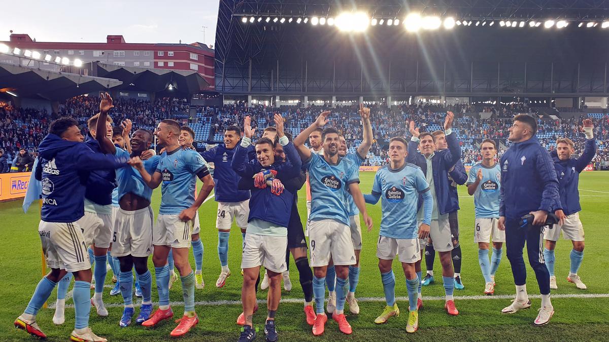 Los jugadores del Celta celebran el empate ante el Barcelona con su público