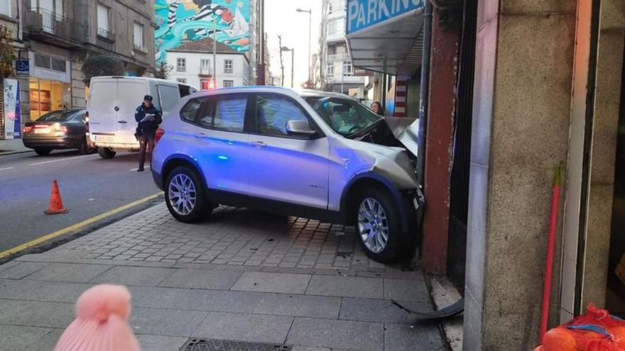 Aparatoso accidente de un coche automático en un parking en el entorno de Gregorio Espino