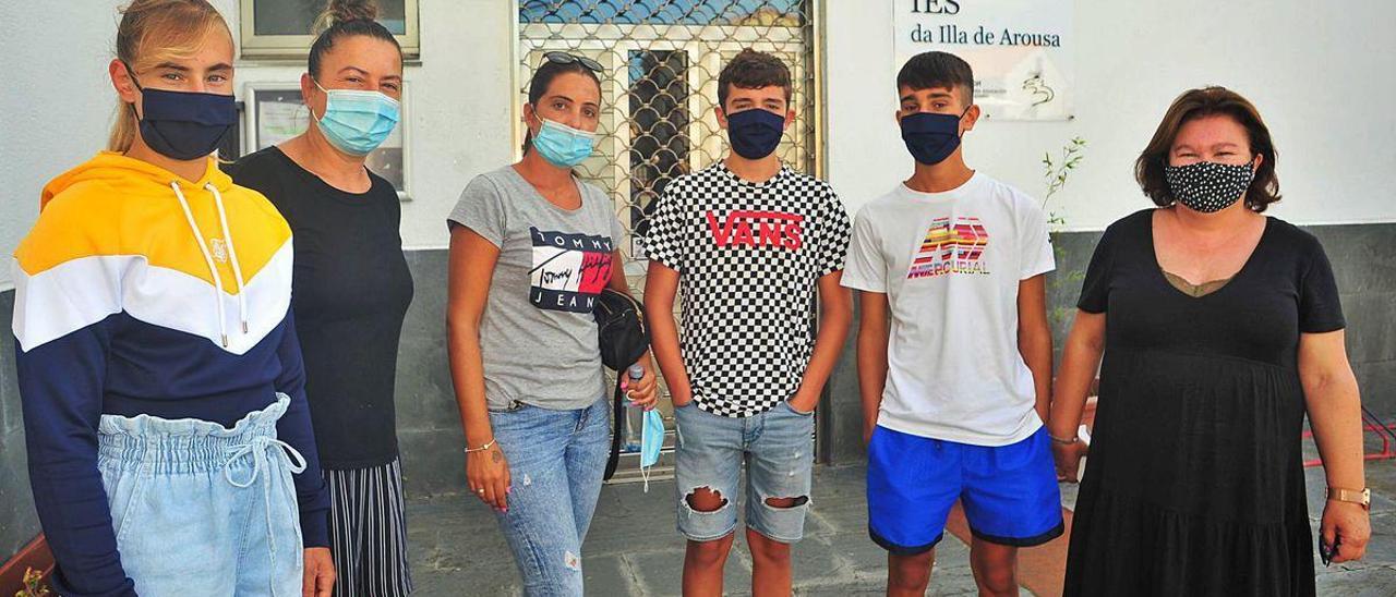 Alumnos y madres del IES de A Illa con las mascarillas ante las instalaciones del centro.