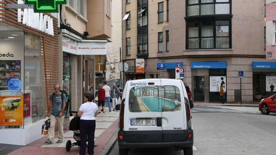 Una furgoneta aparcada en la calle de la Torre.