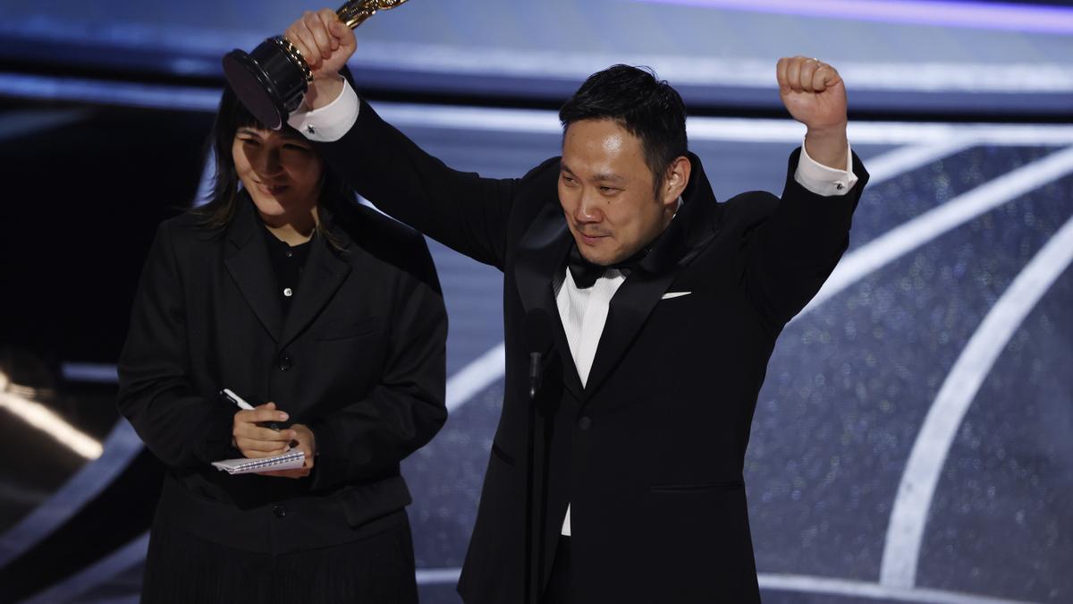 Ryusuke Hamaguchi recoge su Oscar.