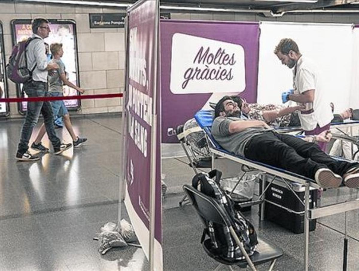 Un home dóna sang, ahir al metro de la plaça de la Universitat.