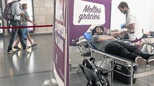 Un hombre dona sangre, ayer en el metro de la plaza de Universitat.