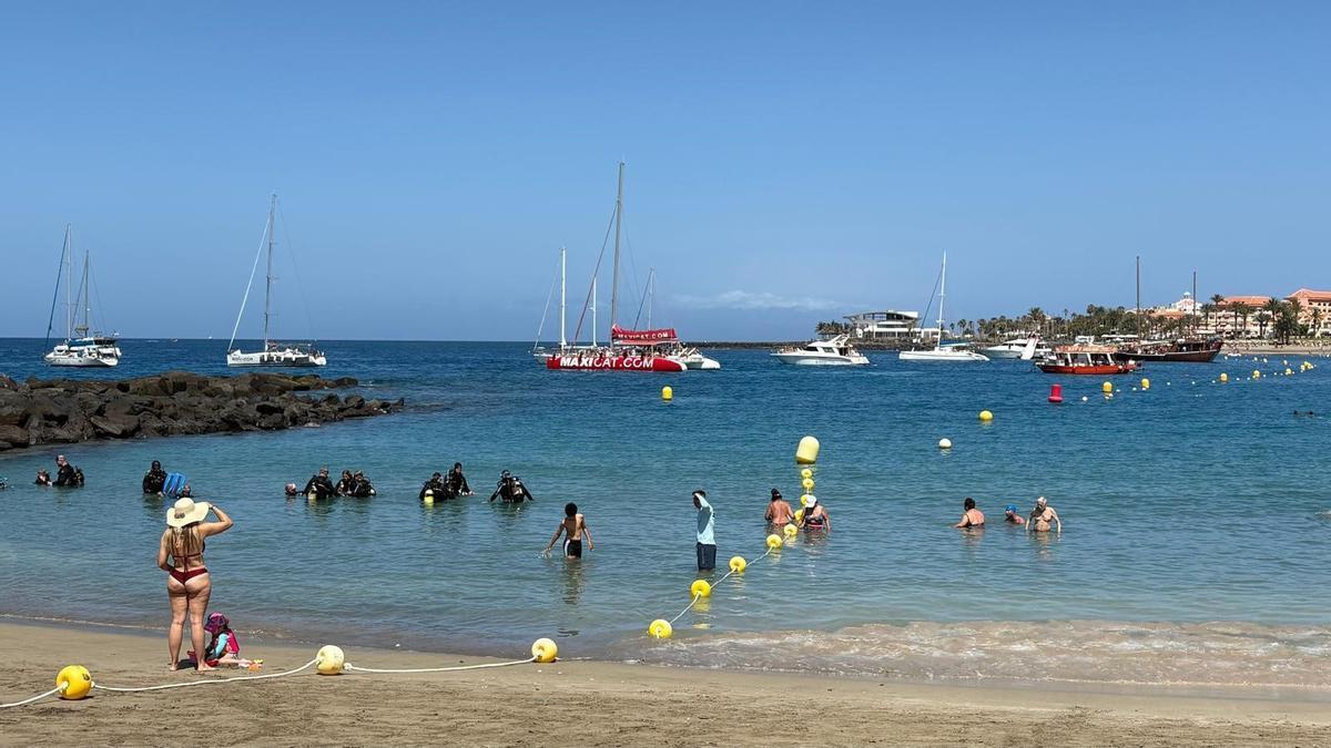 Panorámica de la playa Las Vistas, con barcos de recreo fondeados.