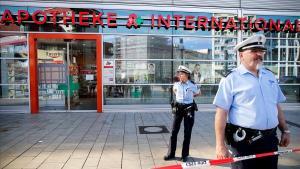 Policías alemanes acordonan la farmacia del secuestro en Colonia.