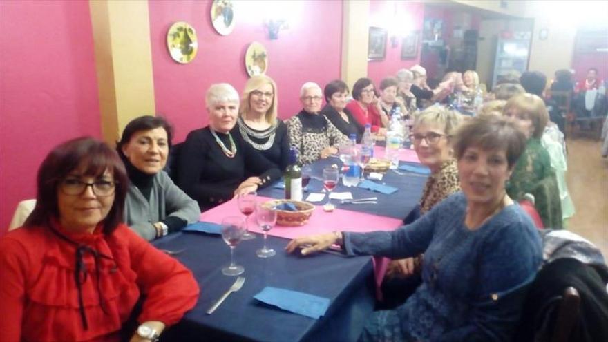 Las mujeres de Manlia celebran con una cena Santa Águeda