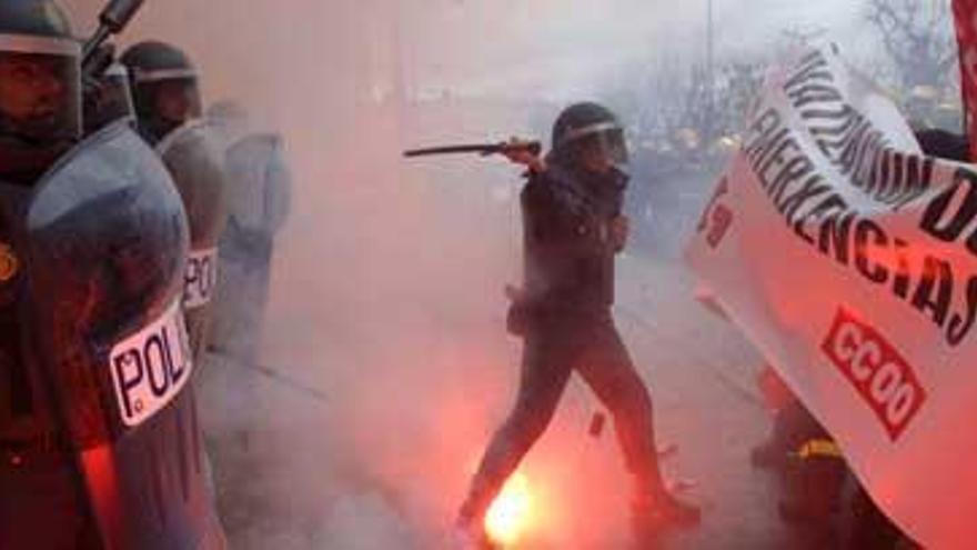 La policía carga contra 500 bomberos en una protesta contra la privatización