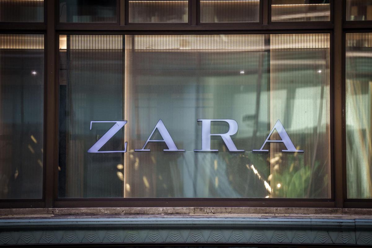 Un cartel de Zara.
